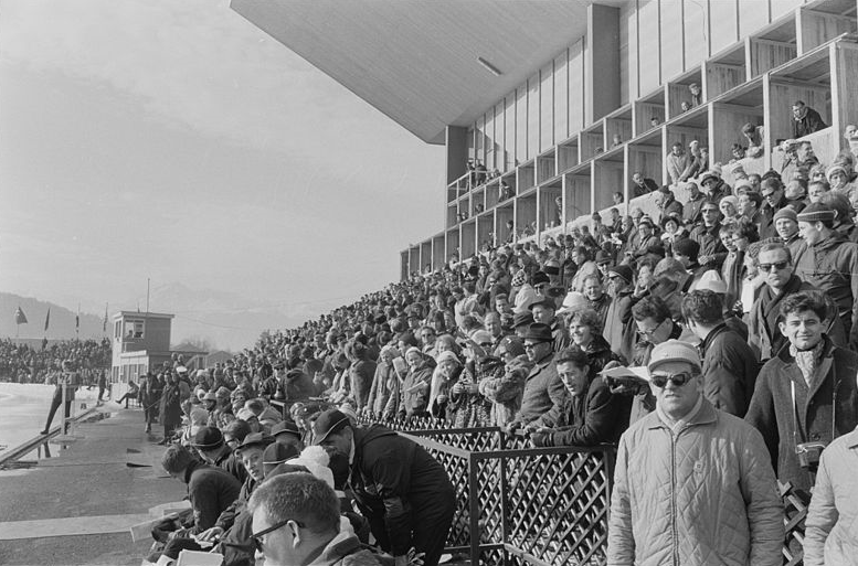 Tribuneliv på Olympiastadion under OL i Innsbruck i 1964.