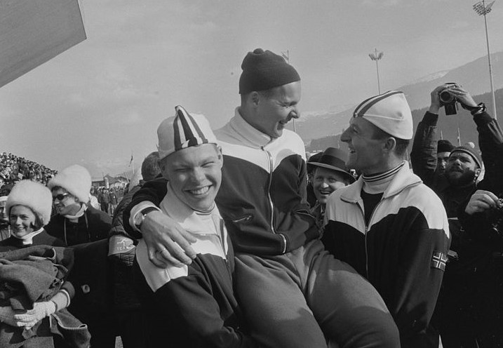 Bilde av Knut Johannesen som hylles av sine lagkamerater etter å ha tatt gull på 5000 m under OL i Innsbruck i 1964. (Foto: Billedbladet NÅ/Riksarkivet)