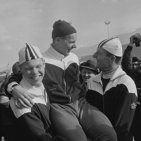 Bilde av Knut Johannesen som hylles av sine lagkamerater etter å ha tatt gull på 5000 m under OL i Innsbruck i 1964. (Foto: Billedbladet NÅ/Riksarkivet)