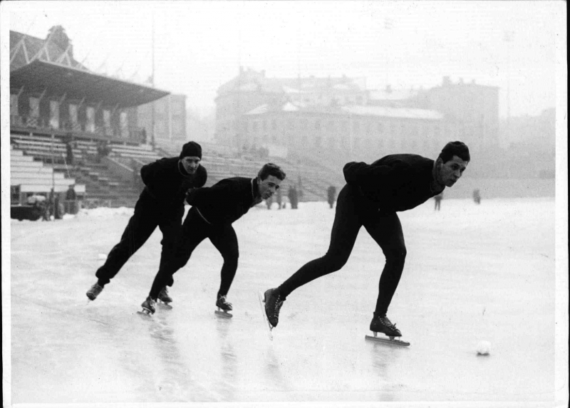 Bilde av Arthur Mannsbarth foran to andre skøyteløpere fra Østerrike under trening på Bislett i forbindelse med OL i 1952.