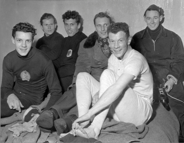 Bilde tatt i garderoben under internasjonale skøyteløp i Trondheim 3.-4. februar 1953.