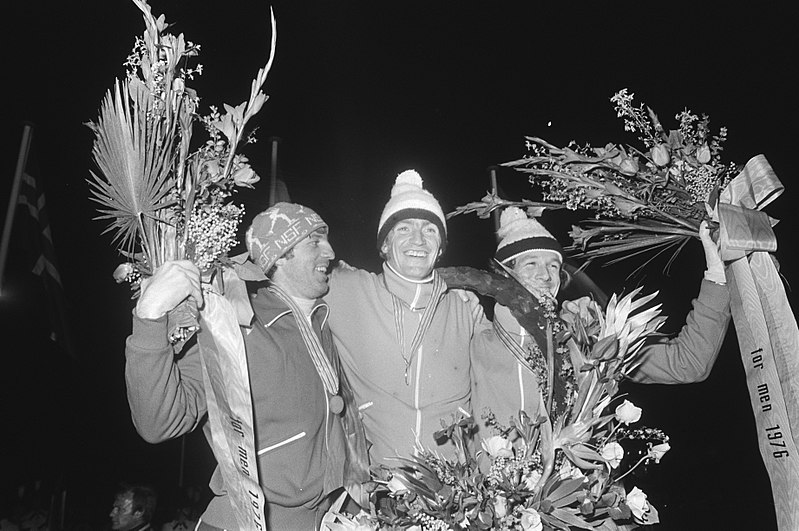 Bilde av Sten Stensen, Piet Kleine og Hans van Helden på seierspallen under VM i Heerenveen i 1976.