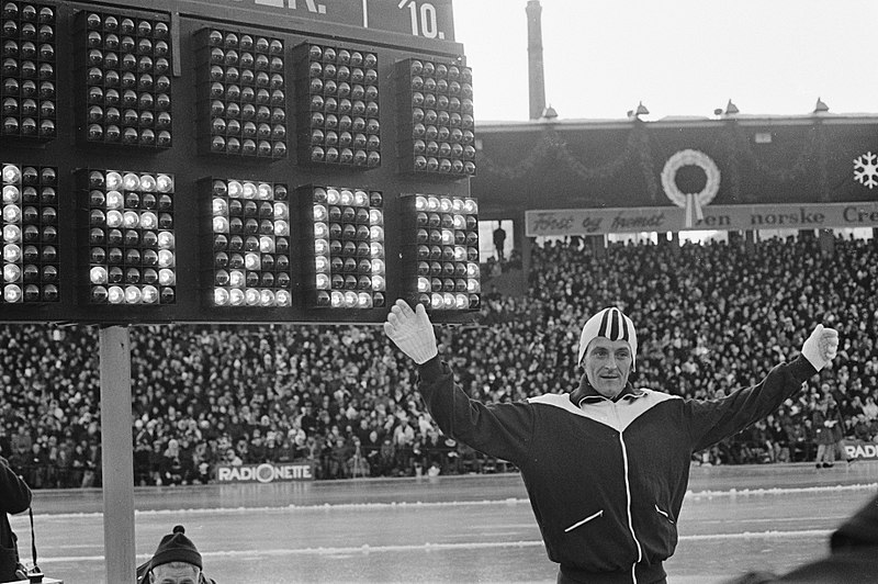 Bilde av skøyteløperen Fred Anton Maier foran lystavla som viser ny verdensrekord på 10.000 m - 15.20.3.