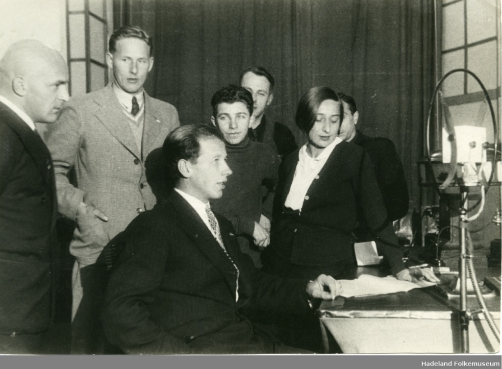 Bilde av Michael Staksrud og Hans Egnestangen bak til venstre) intervjues i Moskva Radio under sitt besøk i 1934.