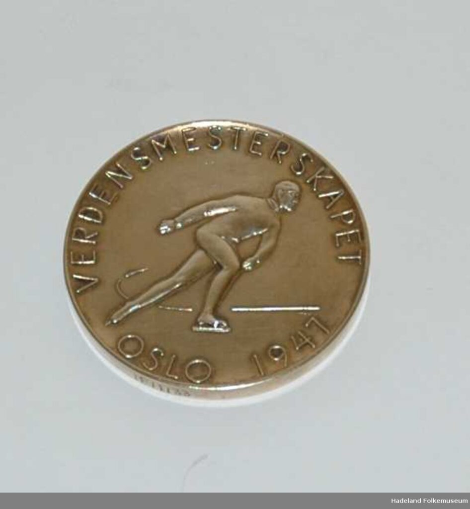Bilde av gullmedalje som Reidar Liaklev fikk da han vant 10.000 m under VM på Bislett i 1947.