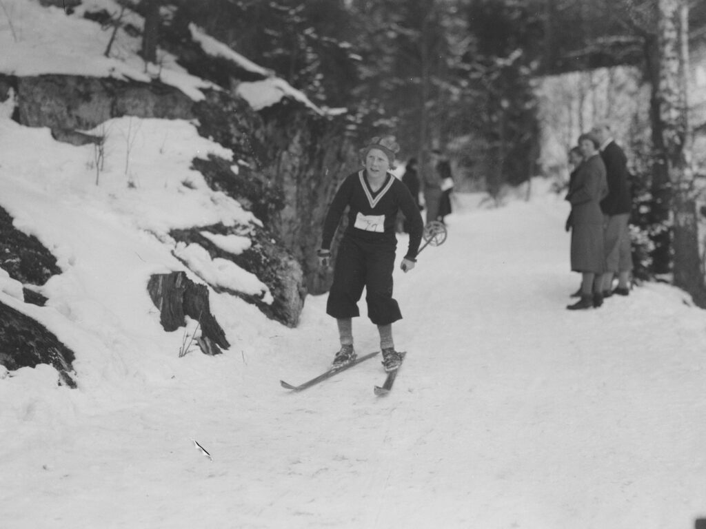 Bilde av Laila Schou Nilsen i langrennsløypa i 1933.
