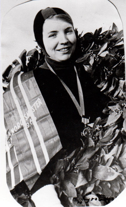 Bilde av Sigrid Sundby ned laurbærkrans etter NM-tittel i 1968