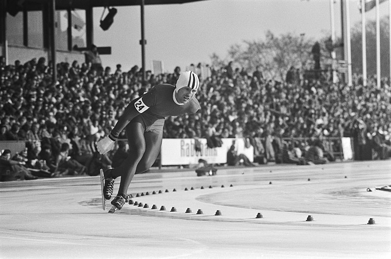 Bilde av Sten Stensen i aksjon under VM i Heerenveen i 1976.