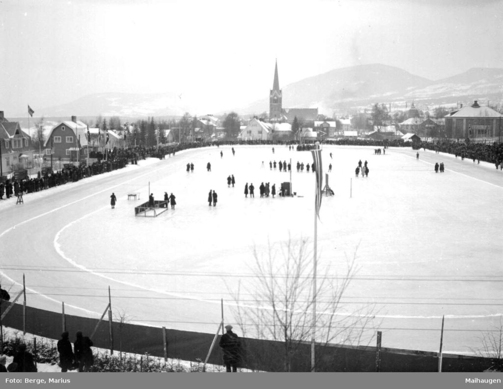 Bilde av Sportsplassen på Lillehammer, tatt under NM i 1929.