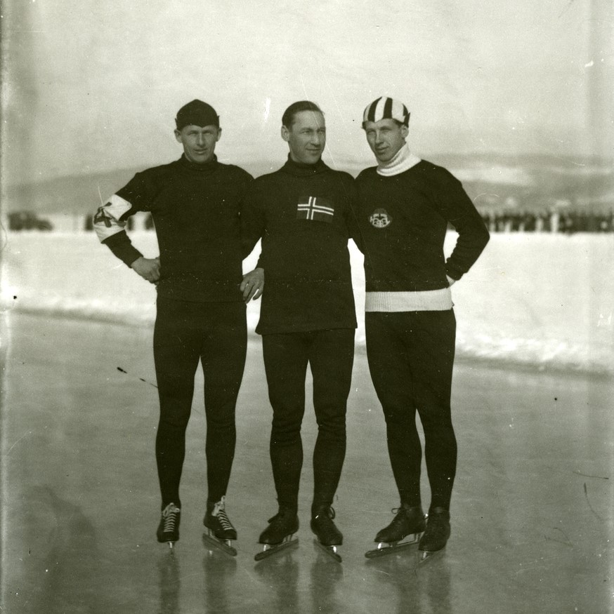 Bilde av skøyteløperne Hans Engnestangen, Ivar Ballangrud og Michael Staksrud (Hadelandstrioen).