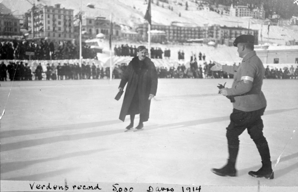 Bilde av Oscar Mathisen som gratuleres for sin nye verdensrekord på 5000 m i Davos 1914